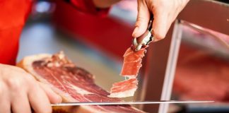 Listériose : des rappels de charcuteries contaminées après deux décès Une femme qui découpe de la charcuterie contaminée par la bactérie Listeria, responsable de la listériose.