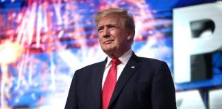 Plaque rouge et hématome dans le cou : qu’arrive-t-il à Donald Trump ? Donald Trump apparaît avec des rougeurs et des hématomes dans le cou.