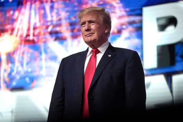 donald trump plaque rouge symptome hematome explications pourquoi ma sante Donald Trump apparaît avec des rougeurs et des hématomes dans le cou.