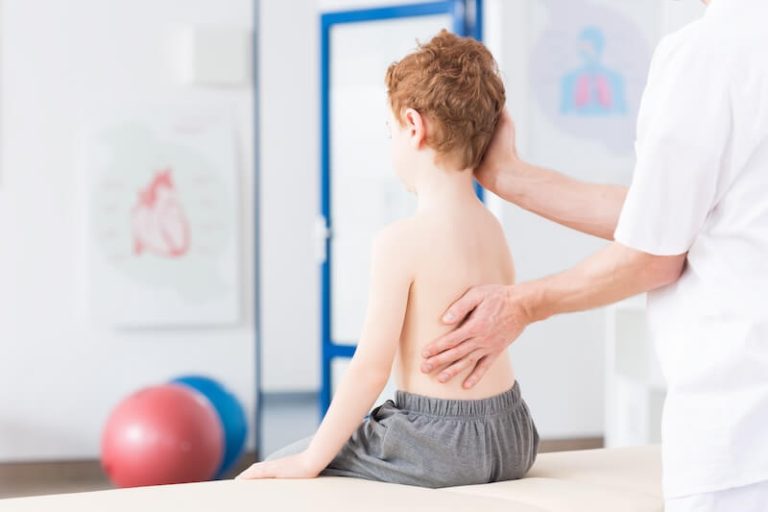 Un enfant examiné dans l'hôpital de jour dédié aux jeunes sportifs à la clinique du Val d'Ouest, à Lyon.