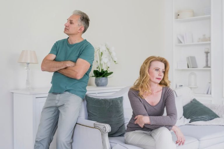 Un homme et une femme qui entrent dans une nouvelle période de leur vie marquée par des dérèglements hormonaux.