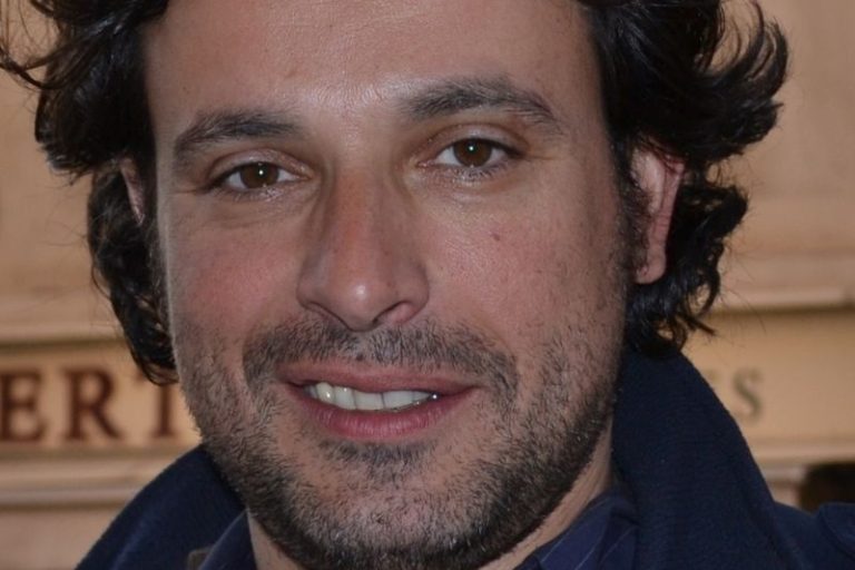Bruno Salomone, acteur et humoriste français, est mort des suites d’une récidive de cancer.