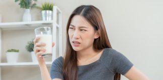 Ces aliments périmés… que l’on peut encore consommer Une femme consommant un produit laitier périmé.