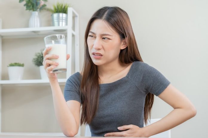 nutrition aliments perimes consommer apres date produits laitiers ma sante Une femme consommant un produit laitier périmé.
