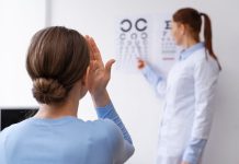 Vision : votre orthoptiste vous a… à l’œil ! Une patiente dans un cabinet d'orthoptiste.