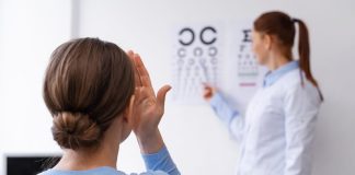 Vision : votre orthoptiste vous a… à l’œil ! Une patiente dans un cabinet d'orthoptiste.
