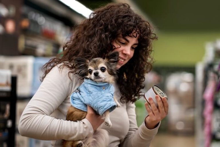 Une femme achète de la nourriture pour son chien sans se méfier des fausses promesses alimentaires.