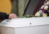 Stress, accident, suicide : de quoi meurt-on aujourd’hui au travail ? L'enterrement d'une personne morte au travail.