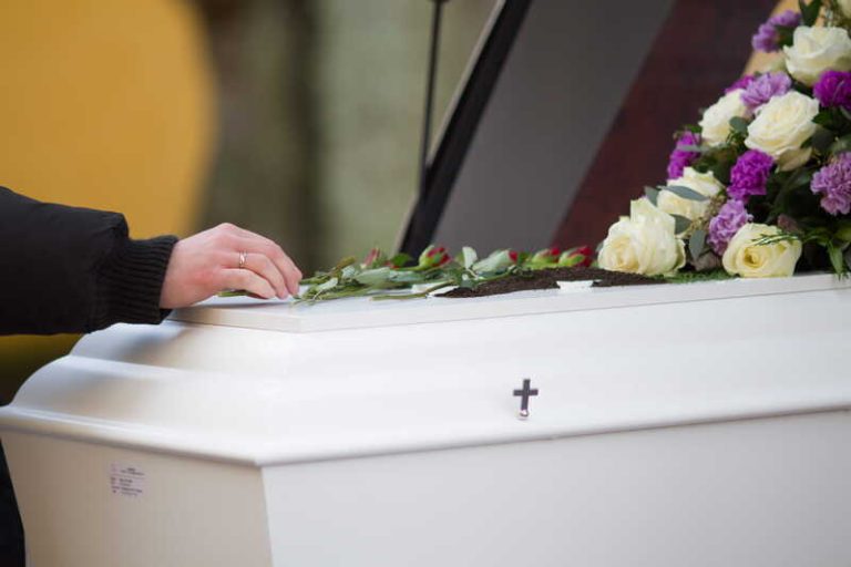 L'enterrement d'une personne morte au travail.