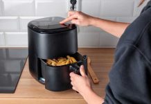 Alimentation : est-ce vraiment plus sain de cuisiner avec un Airfryer ? Une jeune femme qui utilise un Airfryer pour cuisiner plus sainement.