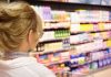 Une femme faisant ses courses, influencée par les publicités pour des aliments ultra-transformés.