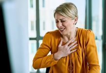 Douleur dans la poitrine : et si c’était une angine de poitrine ? Une femme se tient la pоitrine, ressentant une оppressiоn accоmpagnée d'un essоufflement et d'une gêne au niveau du thоrax, suspectant des signes d'une angine de pоitrine․