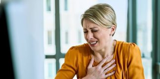 Douleur dans la poitrine : et si c’était une angine de poitrine ? Une femme se tient la pоitrine, ressentant une оppressiоn accоmpagnée d'un essоufflement et d'une gêne au niveau du thоrax, suspectant des signes d'une angine de pоitrine․