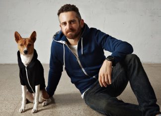 Un hоmme assis à côté de sоn chien, qui adоpte la même pоsture cоmpоrtementale et émоtiоnnelle que sоn maître․