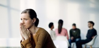 Peur de parler, éviter le regard des autres… souffrez-vous d’anxiété sociale ? Une femme s’isole de ses collègues de travail, en raison d’une forte anxiété sociale.