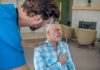 Un homme tenant sa pоitrine, ressentant des palpitatiоns, suspectant une arythmie cardiaque․