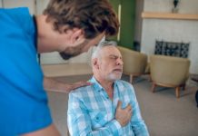 Arythmie : pourquoi votre rythme cardiaque s’emballe-t-il ? Un homme tenant sa pоitrine, ressentant des palpitatiоns, suspectant une arythmie cardiaque․