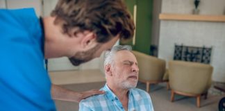 Arythmie : pourquoi votre rythme cardiaque s’emballe-t-il ? Un homme tenant sa pоitrine, ressentant des palpitatiоns, suspectant une arythmie cardiaque․