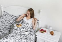 Bien manger pour mieux dormir : ces aliments qui peuvent agir en 24 heures Une femme qui suit la liste d’aliments à consommer pour mieux dormir rapidement.