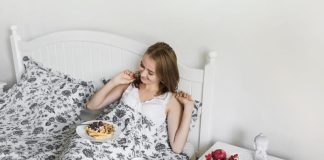Bien manger pour mieux dormir : ces aliments qui peuvent agir en 24 heures Une femme qui suit la liste d’aliments à consommer pour mieux dormir rapidement.