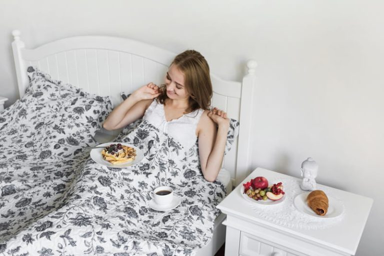 Une femme qui suit la liste d’aliments à consommer pour mieux dormir rapidement.
