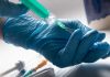 Un professionnel de santé prépare une séance d'immunothérapie ciblée pour traiter un cancer de la peau.