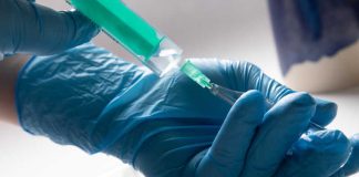 Cancer : une nouvelle immunothérapie injectée directement dans la tumeur ? Un professionnel de santé prépare une séance d'immunothérapie ciblée pour traiter un cancer de la peau.