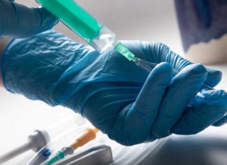 Un professionnel de santé prépare une séance d'immunothérapie ciblée pour traiter un cancer de la peau.