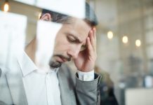 Maux de tête, vomissements, troubles de la vue… et si ces symptômes étaient liés à un cancer du cerveau ? Homme souffrant de maux de tête et de vertiges, des signes pouvant évoquer un cancer du cerveau.
