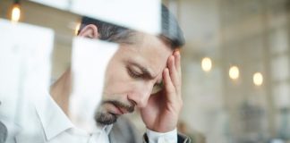 Maux de tête, vomissements, troubles de la vue… et si ces symptômes étaient liés à un cancer du cerveau ? Homme souffrant de maux de tête et de vertiges, des signes pouvant évoquer un cancer du cerveau.