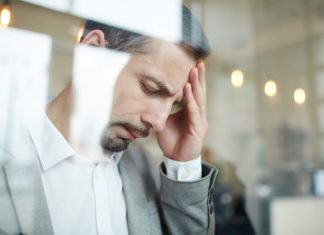 Homme souffrant de maux de tête et de vertiges, des signes pouvant évoquer un cancer du cerveau.