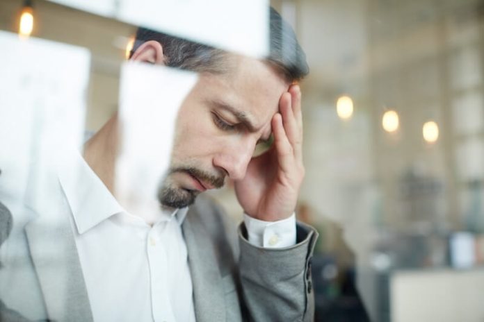 Cancer cerveau symptômes causes conséquences traitements tumeur tête mortalité crâne chirurgie ma sante Homme souffrant de maux de tête et de vertiges, des signes pouvant évoquer un cancer du cerveau.