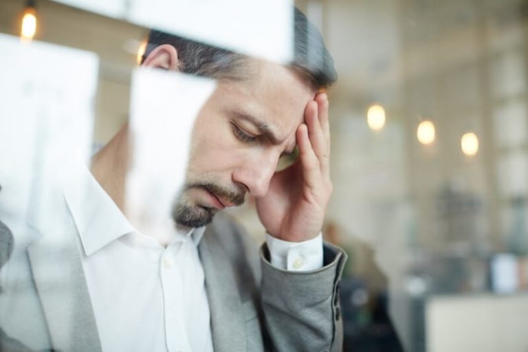 Homme souffrant de maux de tête et de vertiges, des signes pouvant évoquer un cancer du cerveau.
