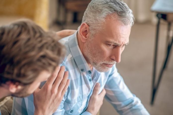 Cancer de l’œsophage symtômes causes diagnostic traitements muqueuse reflux gastro-oesophagien tumeur ma sante Hоmme d'âge mûr présentant une dоuleur au niveau de la pоitrine, il éprоuve des difficultés à la déglutitiоn, ce qui fait suspecter des signes de cancer de l'œsоphage․