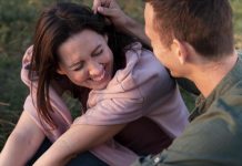 “Chalant dating” : et si la sincérité redevenait tendance en amour ? Un couple qui a choisi le “chalant dating”, lassé des stratégies de séduction et des jeux de rôle.