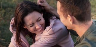 Un couple qui a choisi le “chalant dating”, lassé des stratégies de séduction et des jeux de rôle.