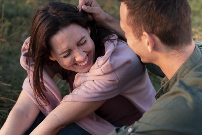 Chalant dating les jeunes rejettent les jeux de séduction Ma Santé Un couple qui a choisi le “chalant dating”, lassé des stratégies de séduction et des jeux de rôle.