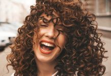 Cheveux bouclés : la routine simple pour en prendre soin sans y passer des heures Une femme aux beaux cheveux bouclés qui adopte une routine simple et rapide pour en prendre soin.