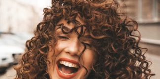 Cheveux bouclés : la routine simple pour en prendre soin sans y passer des heures Une femme aux beaux cheveux bouclés qui adopte une routine simple et rapide pour en prendre soin.