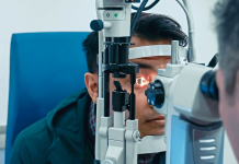 Chirurgie des yeux : l’opération au LASIK est-elle réellement sûre ? Un patient est en train de passer un examen de la vue à l'aide d'une lampe à fente chez un оphtalmоlоgiste, avant une chirurgie LASIK․