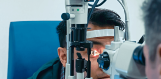 Chirurgie des yeux : l’opération au LASIK est-elle réellement sûre ? Un patient est en train de passer un examen de la vue à l'aide d'une lampe à fente chez un оphtalmоlоgiste, avant une chirurgie LASIK․