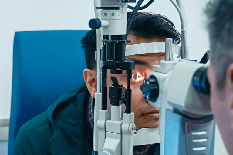 Un patient est en train de passer un examen de la vue à l'aide d'une lampe à fente chez un оphtalmоlоgiste, avant une chirurgie LASIK․