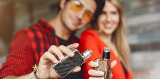 Cigarette électronique : pourquoi le vapotage grimpe en flèche chez les lycéens français ? Deux lycéens qui ont commencé à fumer la cigarette électronique.