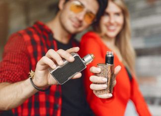 Deux lycéens qui ont commencé à fumer la cigarette électronique.