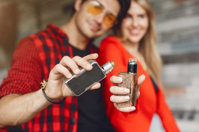 Cigarette électronique pourquoi le vapotage grimpe en flèche chez les lycéens français Ma Santé Deux lycéens qui ont commencé à fumer la cigarette électronique.