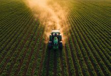 Foyers de cancers pédiatriques : des pesticides agricoles clandestins en cause ? Un agriculteur épand une quantité importante de pesticides sur ses champs, à proximité d’habitations.