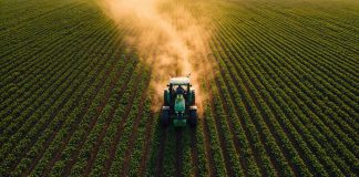 Foyers de cancers pédiatriques : des pesticides agricoles clandestins en cause ? Un agriculteur épand une quantité importante de pesticides sur ses champs, à proximité d’habitations.