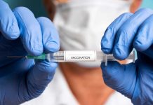 Complots, peur, antivax : pourquoi certains Français refusent encore les vaccins ? Un médecin tenant un vaccin dans les mains pour promouvoir la vaccination.