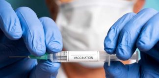 Complots, peur, antivax : pourquoi certains Français refusent encore les vaccins ? Un médecin tenant un vaccin dans les mains pour promouvoir la vaccination.