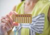 Une main tenant une plaquette de pilules contraceptives, la méthode hormonale la plus utilisée, mais qui, comme les autres moyens de contraception, peut entraîner des effets secondaires contraignants.